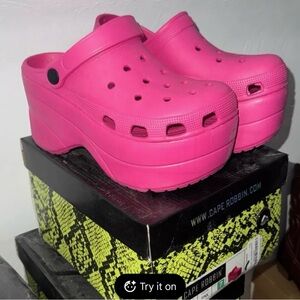 “SEND UR BEST OFFER?” “CAPE ROBBIN” Pink Gardener Clog 💕